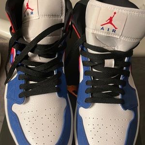 Jordan 1 Mid Size